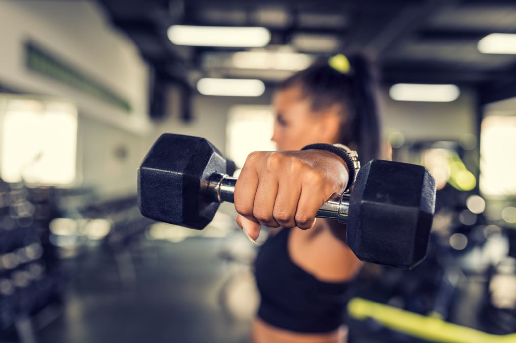Woman lifting dumbbells is this the best way to get fit strength training